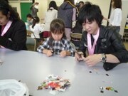 見栄晴の「ベルマークを被災地に贈ろう!」キャンペーンで行われた「大森東小学校 共同仕分け作業会」の様子。(c)浅井企画