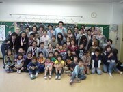 見栄晴の「ベルマークを被災地に贈ろう!」キャンペーンで行われた「大森東小学校 共同仕分け作業会」の様子。(c)浅井企画