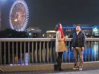 恋人と夜空を見上げる岩尾。