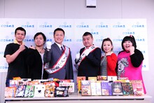 「47ご当地展～ウィンターコレクション～『ラーメン党VS.カレー党　総選挙～大阪食の陣～』」記者会見に出席したラーメン党代表・辻本茂雄とカレー党代表・川畑泰史。ラーメン党はランディーズ高井と平山昌雄、カレー党は吉本新喜劇の森田まりこと酒井藍が応援。(c)吉本興業