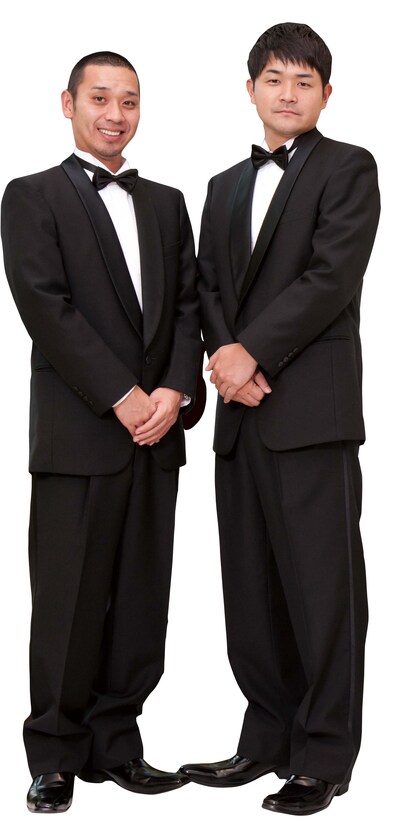 DVD「千鳥の白いピアノを山の頂上に運ぶDVD」を発売する千鳥。