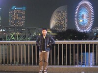 彼女が来るのを待つ岩尾。