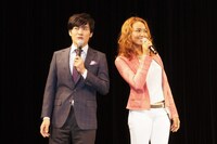 本作の吹き替えで夫婦役を務めた劇団ひとりとクリスタル ケイ（左から）。