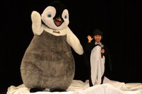 イベントの途中、劇団ひとりに「福くんはどこにいるのかなー？」などと呼びかけられ「僕はここにいるよ！」とサプライズ的に姿を現した鈴木福（右）。