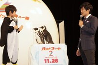 本物のペンギンの愛らしい姿に興味津々の鈴木福（左）と劇団ひとり（右）。