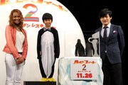 映画「ハッピー フィート2  踊るペンギン レスキュー隊」の特別試写会イベントに登場したクリスタル ケイ、鈴木福、劇団ひとり（左から）。壇上には本物のペンギン2羽も登場した。