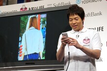 「かゆがりGIRL」でニヤニヤしながら遊ぶ今田耕司。