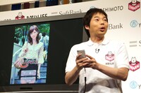 女性の背中をうまく掻いてあげることに成功し、振り向いたその女性の顔に「めっちゃカワイイやん！」と喜ぶ今田耕司。