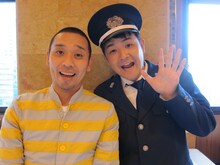 DVD「千鳥の白いピアノを山の頂上に運ぶDVD」を発売する千鳥。