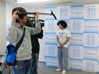 記者会見に臨むオコチャ。