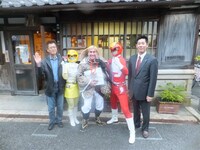 三重県2代目住みます芸人・桂三輝、鈴木健一伊勢市長、兄弟子で津市の市会議員・桂三発、観光戦隊イセシマン（イセレッド、シマイエロー）。(c)吉本興業