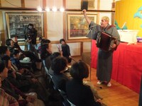 得意のアコーディオン漫談。(c)吉本興業