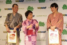 尾木ママこと尾木直樹（中央）の話に耳を傾ける千原せいじ（左）とペナルティ・ヒデ（右）。