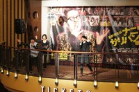 新宿バルト9のスターステージにて「雨上がりの夜空に」を熱唱する間寛平と間慎太郎。