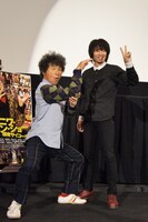 「忌野清志郎 ナニワ・サリバン・ショー ～感度サイコー!!!～」の「大江戸プレミア」イベントに登場した間寛平、間慎太郎父子（左から）。