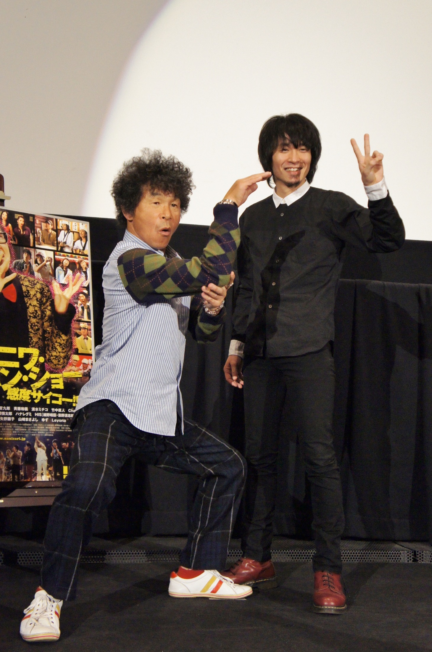 「忌野清志郎 ナニワ・サリバン・ショー ～感度サイコー!!!～」の「大江戸プレミア」イベントに登場した間寛平、間慎太郎父子（左から）。
