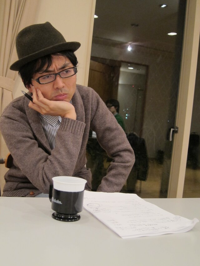 12月7日（水）、東京・新宿シアターモリエールにて舞台「田中が考え中」を開催するアンガールズ田中。昨夜の稽古終わりも考え中。