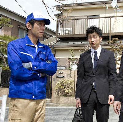 現在全国公開中の映画「アントキノイノチ」。写真は原田と原田演じる佐相の実在モデルとなった人物。(C)2011「アントキノイノチ」製作委員会