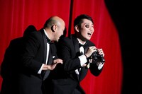 幕間にはMC陣の軽快なやりとりも。金成はくまだの小道具ギャグに初挑戦するも失敗。(c)河村正和