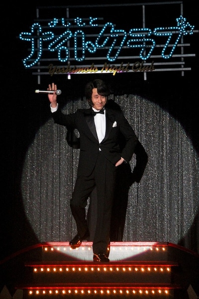 最後に颯爽と登場した尾崎紀世彦風のなだぎ。見事なパフォーマンスを見せ、爆笑でライブを締めくくった。(c)河村正和