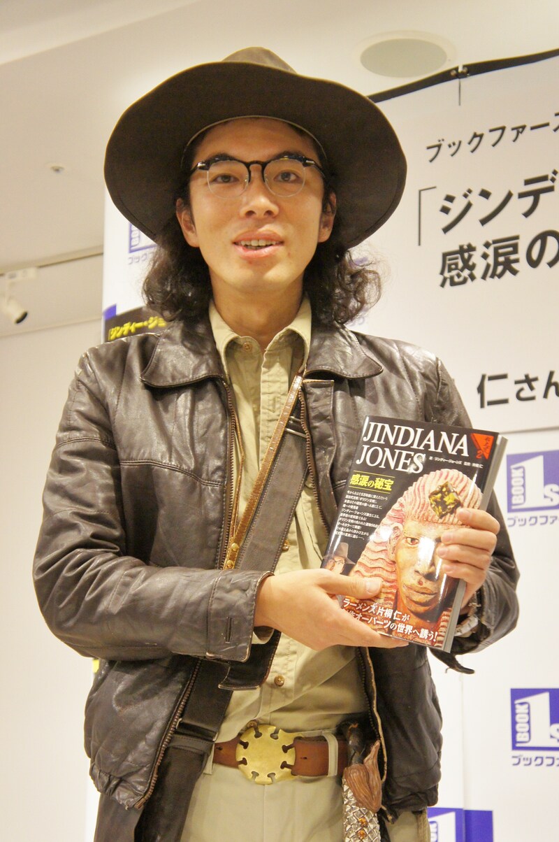 粘土造形作品集「ジンディー・ジョーンズ 感涙の秘宝 粘土道2」の発売イベントに登場した片桐仁。
