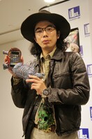 「粘土道2」にも掲載されている「サイフォン」。iPhoneが入る。