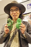 片桐が「お気に入り」と話す、カエルをモチーフにした携帯電話のケース2作品。