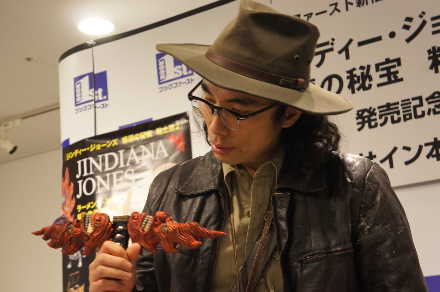 「炎天剣・ギリギリ君」は、アイスの人気商品「ガリガリ君」を入れて持ち運ぶことができる作品だ。