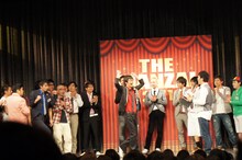 「THE MANZAI 2011」本戦サーキット5日目で審査の結果2位となった磁石。写真中央はガッツポーズを見せる永沢。