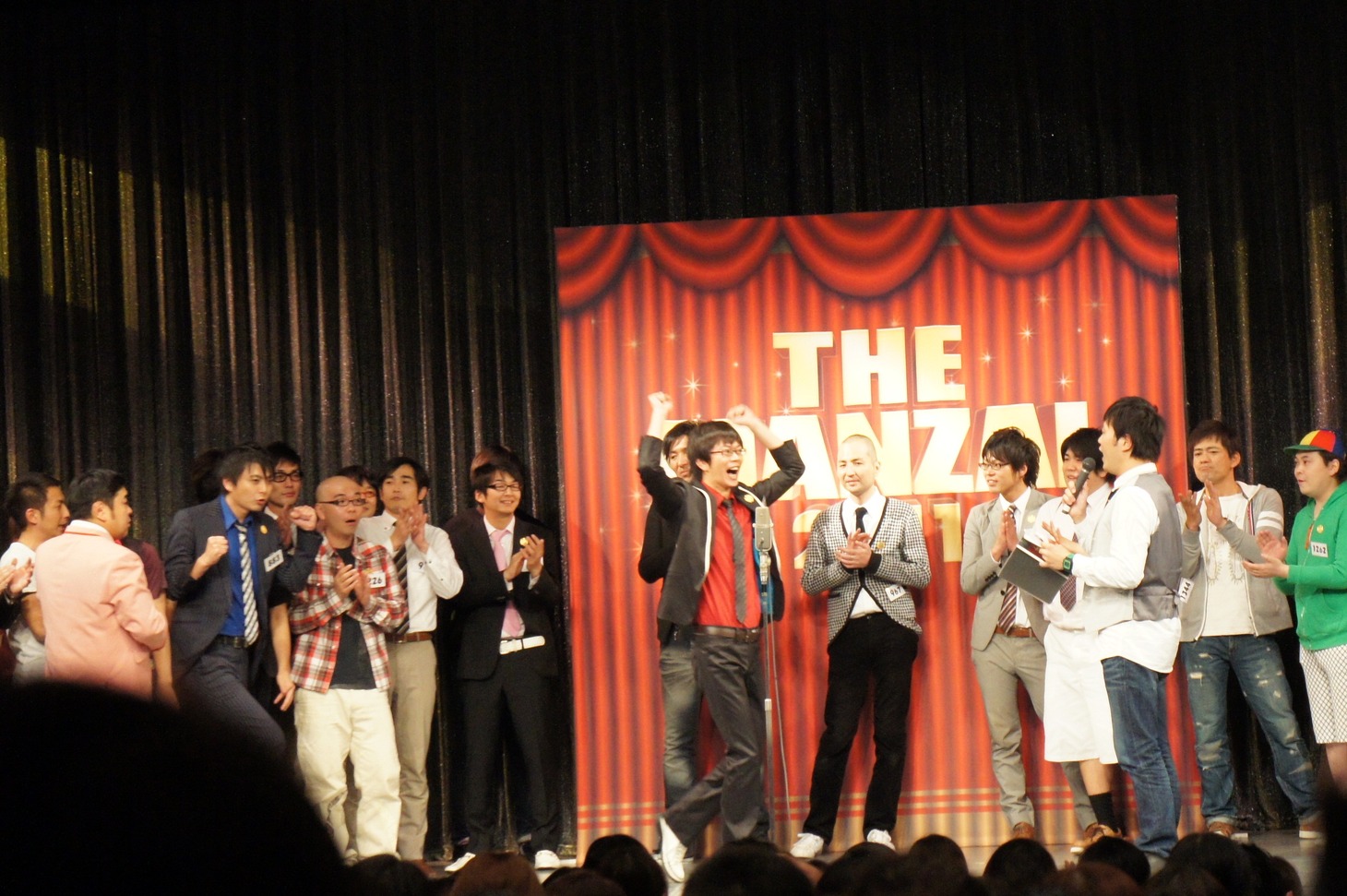 「THE MANZAI 2011」本戦サーキット5日目で審査の結果2位となった磁石。写真中央はガッツポーズを見せる永沢。