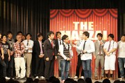 「THE MANZAI 2011」本戦サーキット5日目で審査の結果1位となったパンクブーブー（中央）。