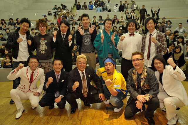 宮城・石巻専修大学で行われたサンドウィッチマン司会のラジオ番組「キャンパス寄席SP」。（c）NHK