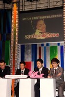 会見の一場面。「JOOKEY」で実際に流れる動画が上映された。