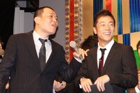 会見の一場面。せいじ（左）自ら、陣内（右）の女性関係についてガサツな取材を敢行した。