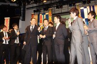 会見の一場面。途中からよしもと芸人たちが大量に合流した。