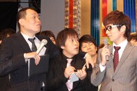 会見の一場面。ソラシド水口（中央）がオリラジ藤森（右）の関西での女性関係を明かした。