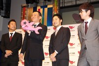 恋愛ネタが飛び交った囲み取材会の様子。