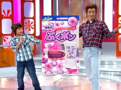 「消臭力ぷくポン」のテレビCM「ミゲル＆ディラン ポルトガルデビュー」編に登場するミゲル君と、ディランを演じるなだぎ武（左から）。