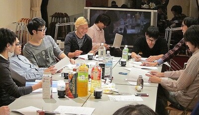 12月7日（水）、東京・新宿シアターモリエールにて上演されるアンガールズ田中が作・演出の舞台「田中が考え中」稽古風景。出演者はドランクドラゴン鈴木、ロッチ中岡、オードリー春日、キングオブコメディ高橋、ヒロシ。