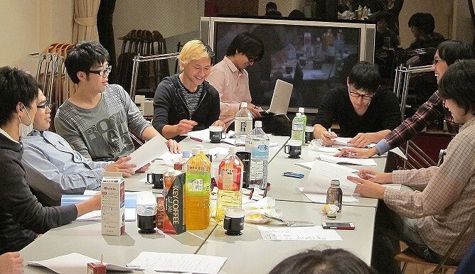 12月7日(水)、東京・新宿シアターモリエールにて上演されるアンガールズ田中が作・演出の舞台「田中が考え中」稽古風景。出演者はドランクドラゴン鈴木、ロッチ中岡、オードリー春日、キングオブコメディ高橋、ヒロシ。