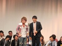 品川・よしもとプリンスシアターにて開催されたイベントライブ「ワレラ13～THE FINAL～」。この舞台で解散となったともくんとしんぺい。最後の漫才は13期の同期たちが見守る中で披露。