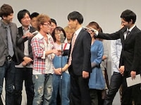 握手を交わすともくんとしんぺい。