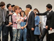 握手を交わすともくんとしんぺい。