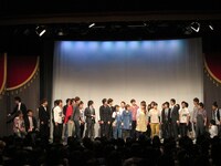 揉め始めた同期たちを座って見守るともくんとしんぺい。