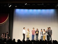 残ったメンバーだけで「カントリーロード」を熱唱。