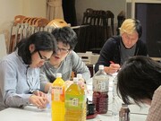 本読み中のドランクドラゴン鈴木、ロッチ中岡、ヒロシ。鈴木は絡みの多い中岡にセリフを言うたび顔を近づける。