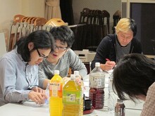 本読み中のドランクドラゴン鈴木、ロッチ中岡、ヒロシ。鈴木は絡みの多い中岡にセリフを言うたび顔を近づける。