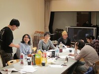 春日が合流し、1回台本を読み終え談笑。カメラから視線を外さない鈴木。