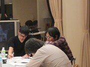 アンガールズ田中が合流。台本とにらめっこしながら、細かい部分を検討。