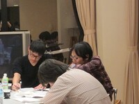 アンガールズ田中が合流。台本とにらめっこしながら、細かい部分を検討。